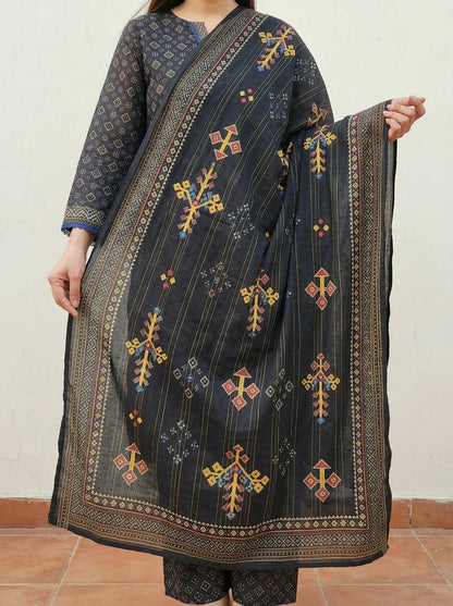 Raat - 3 Piece Stitched Lawn Suit